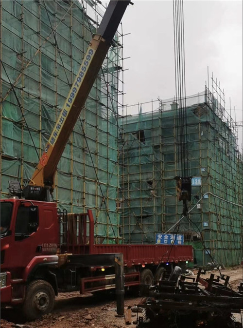 河北区“慢工细活”—— 吊车的 “微动控制” 技术